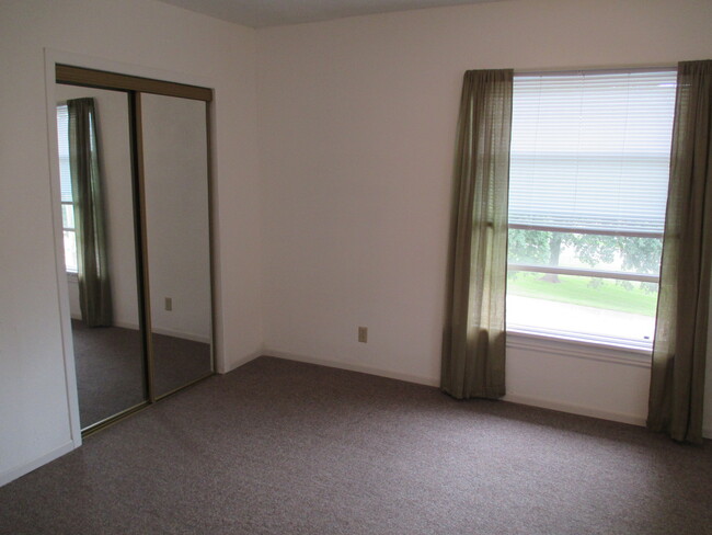 105 Hanover St, Unit 105    upstairs in Mankato, MN - Building Photo - Building Photo