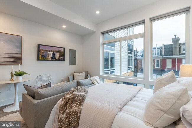 5545 Pulaski Ave, Unit 309 in Philadelphia, PA - Foto de edificio - Building Photo