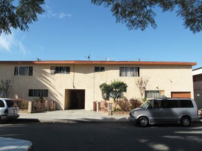 2135 Elm Ave in Long Beach, CA - Foto de edificio - Building Photo