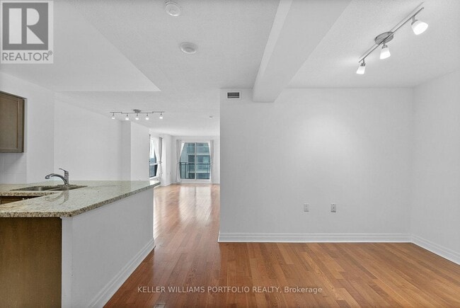 21 Hillcrest Ave in Toronto, ON - Building Photo - Building Photo