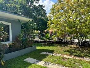 6430 NE 1st Ct in Miami, FL - Foto de edificio - Building Photo