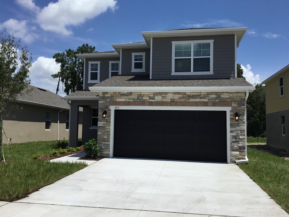 912 Walden Woods Dr in Plant City, FL - Building Photo