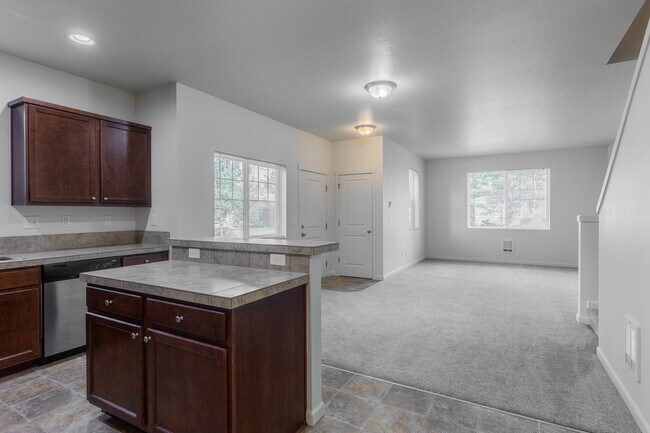 The Landing Apartments and Townhomes in Oregon City, OR - Building Photo - Interior Photo