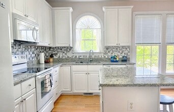 202 Greenview Dr in Chapel Hill, NC - Building Photo - Building Photo