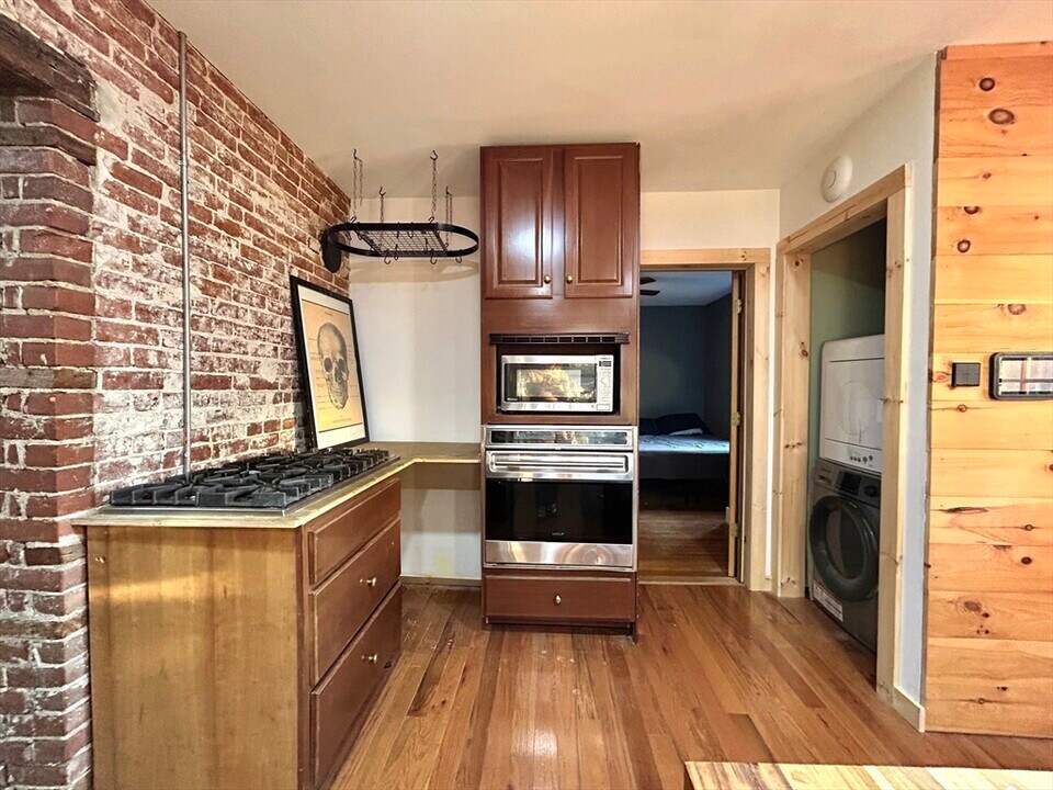 8 Unity St in Montague, MA - Building Photo