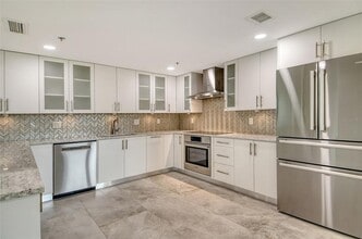 1255 N Gulfstream Ave in Sarasota, FL - Building Photo - Building Photo