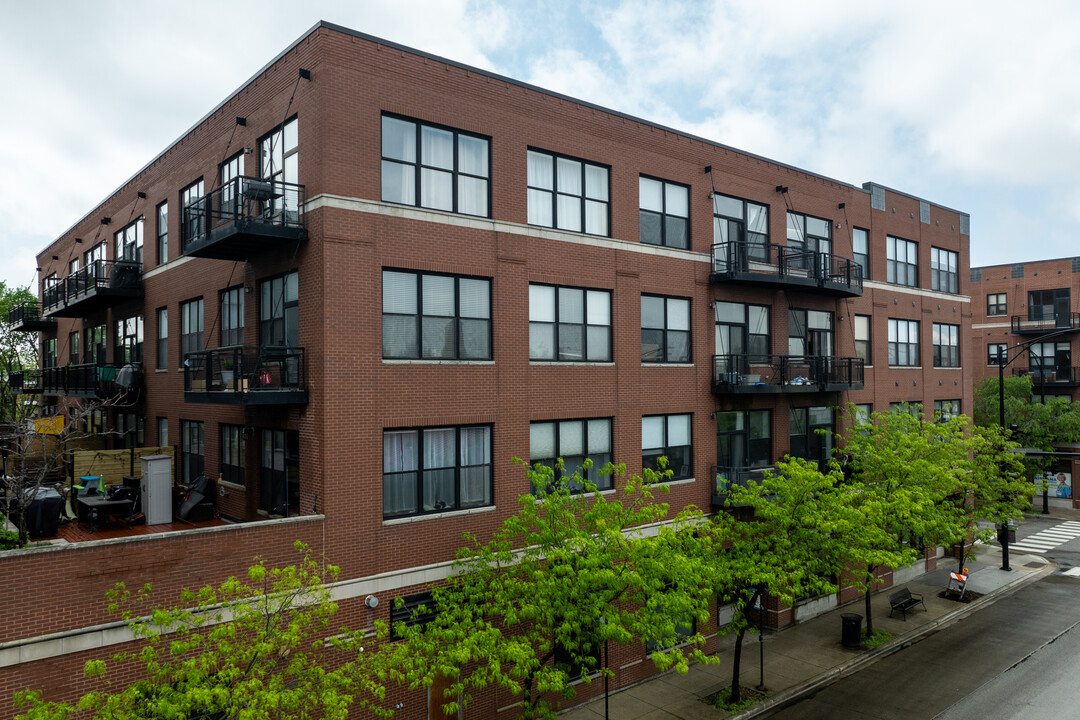 One South Leavitt in Chicago, IL - Building Photo