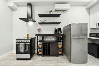 894 College St, Unit SI ID1524851P in Toronto, ON - Building Photo - Building Photo