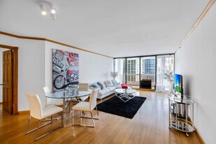 1717 N Bayshore Dr in Miami, FL - Building Photo