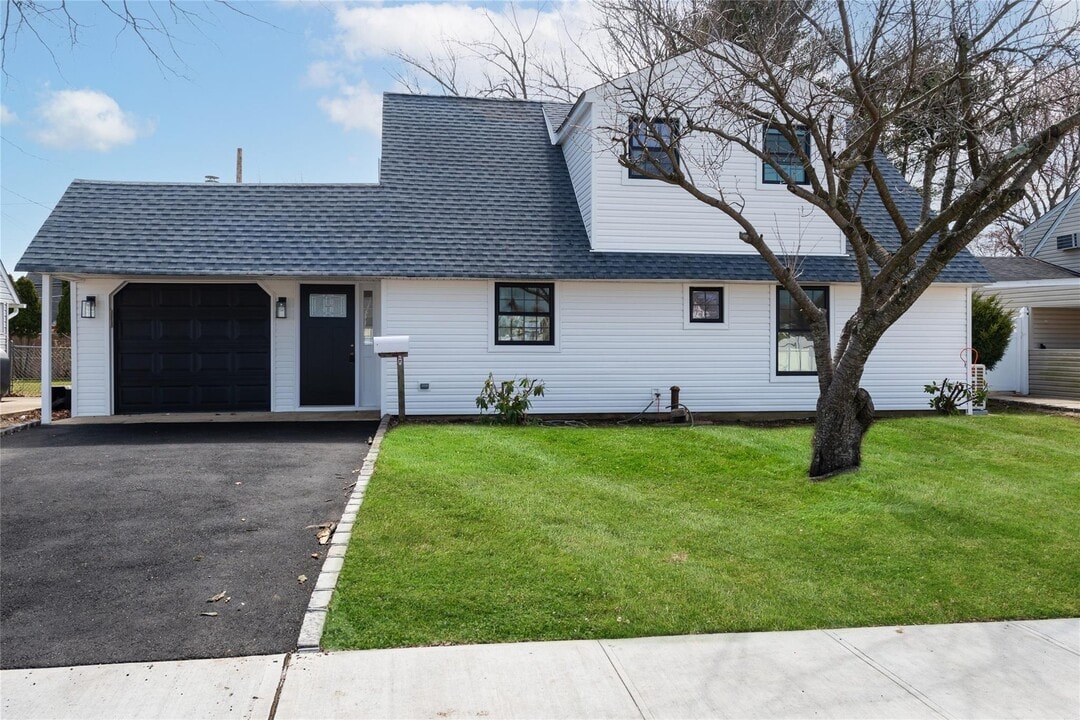 27 Walnut Ln in Hicksville, NY - Building Photo