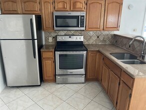 8580 SW 23rd Pl in Davie, FL - Building Photo - Building Photo