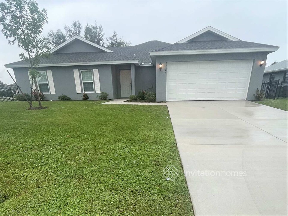 25404 Kowloon Ln in Punta Gorda, FL - Foto de edificio