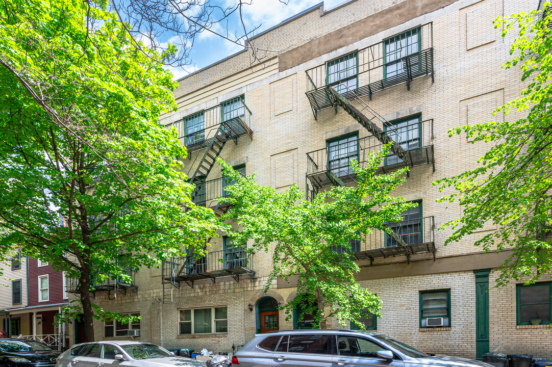 17 Columbia Place in New York, NY - Building Photo