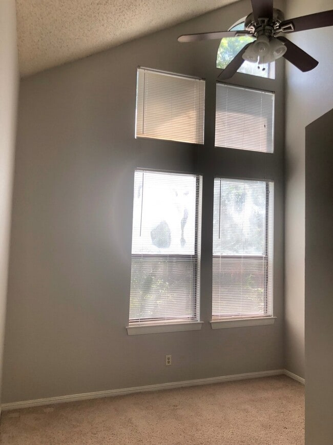 property at 1910 Robbins Pl