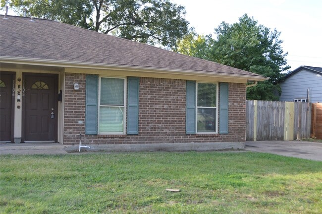 1108 Boston St in Deer Park, TX - Building Photo - Building Photo