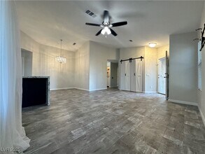 8001 Hesperides Ave in Las Vegas, NV - Building Photo - Building Photo