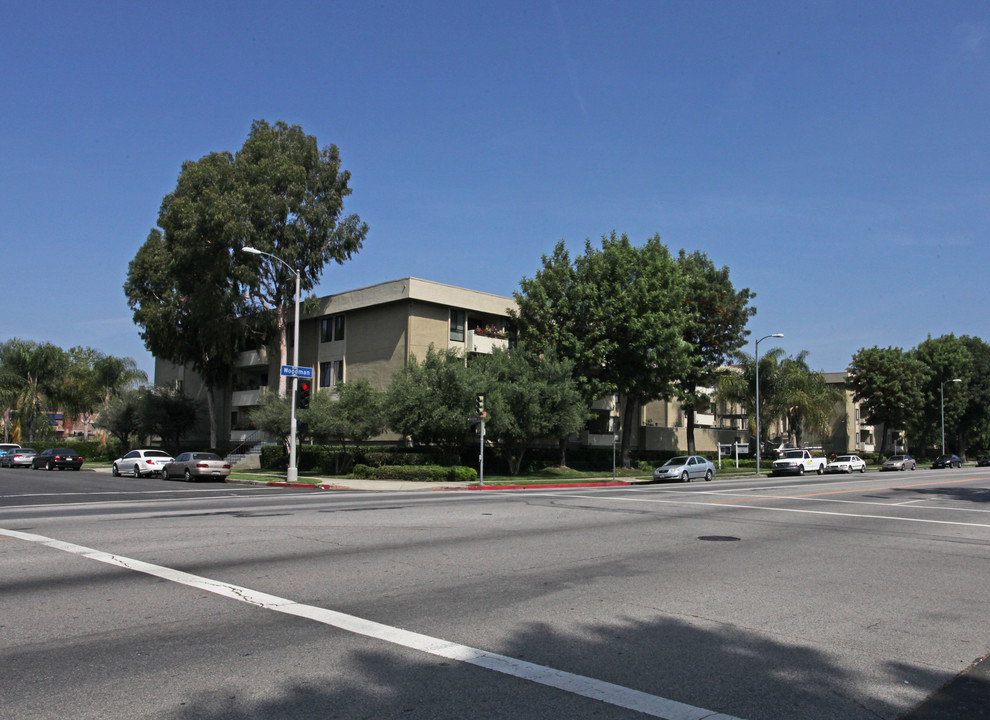 5009 Woodman Ave in Sherman Oaks, CA - Building Photo