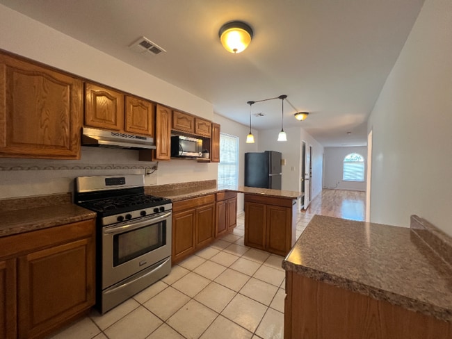 1012 Laura St in Elizabeth, NJ - Building Photo - Building Photo