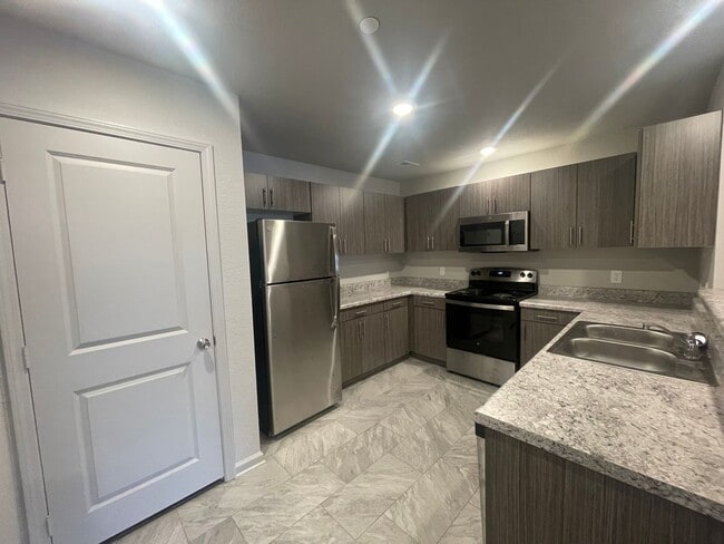 2/2 Apartment - Killen, AL