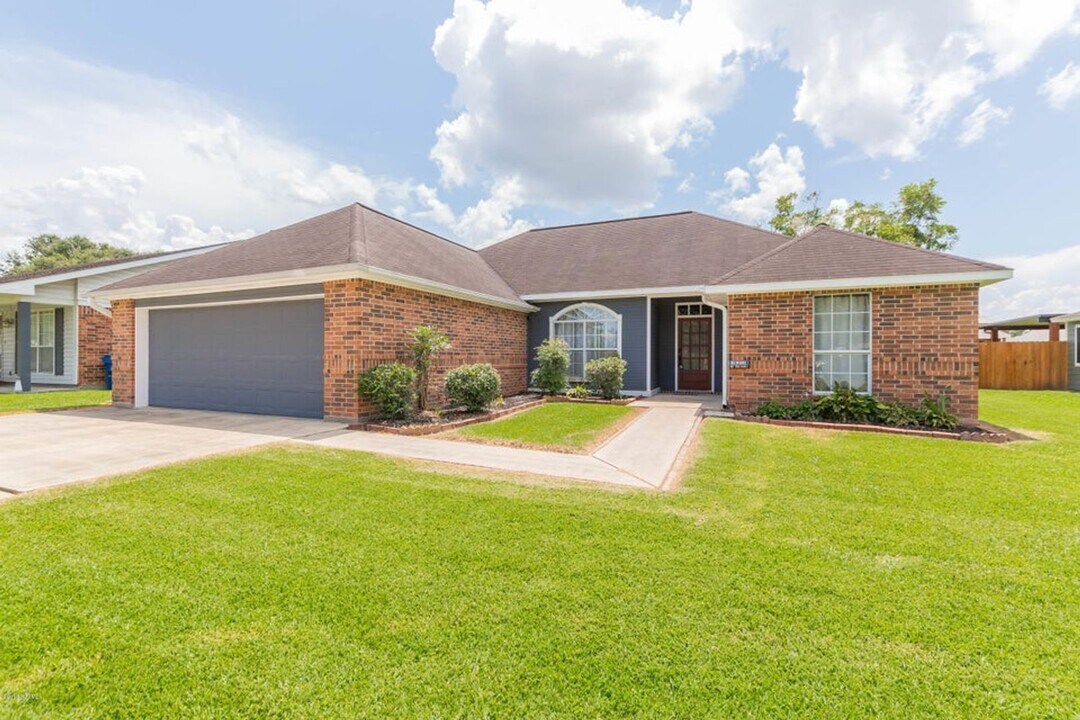 304 Burlington Ave in Broussard, LA - Building Photo