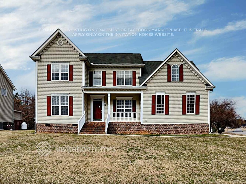 401 Sarazen Dr in Clayton, NC - Building Photo