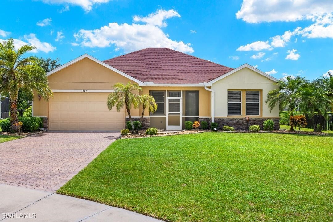 8021 Allamanda Ct in Lehigh Acres, FL - Building Photo