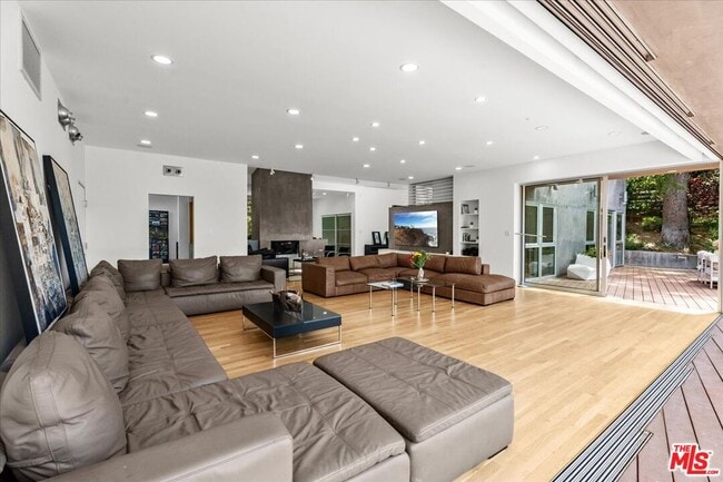 3567 Woodcliff Rd in Los Angeles, CA - Building Photo - Building Photo