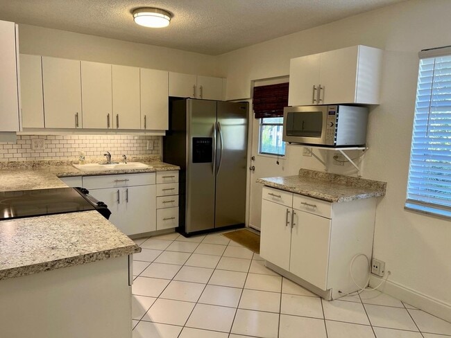 220 NE 18th Ave, Unit 2 in Pompano Beach, FL - Building Photo - Building Photo
