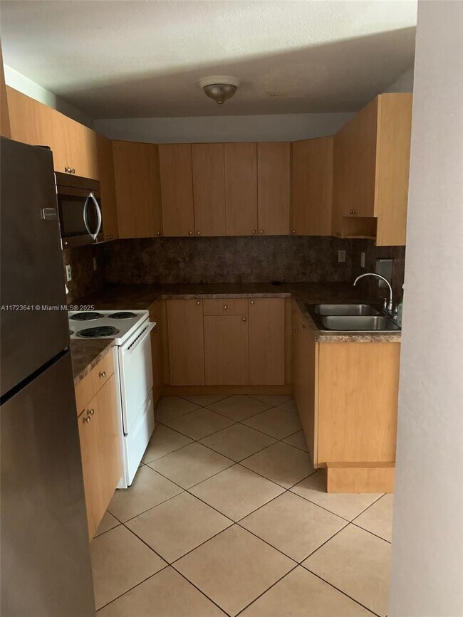 187 NE 12th Ave in Homestead, FL - Foto de edificio - Building Photo