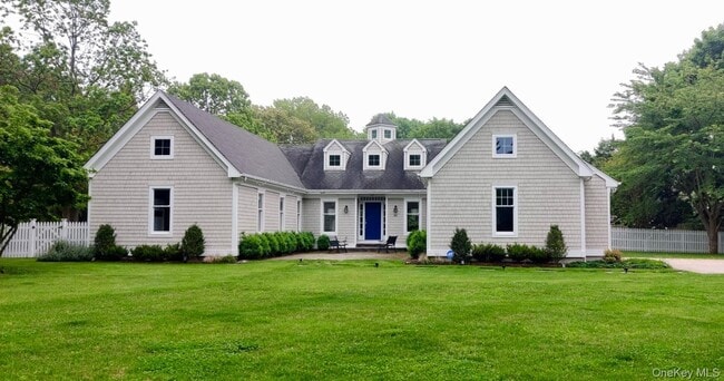 70 S Country Rd in Bellport, NY - Building Photo - Building Photo