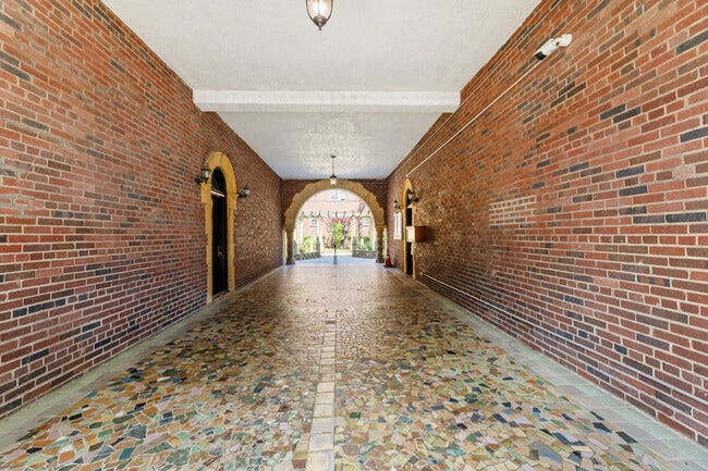 555 Ovington Ave in Brooklyn, NY - Foto de edificio - Building Photo