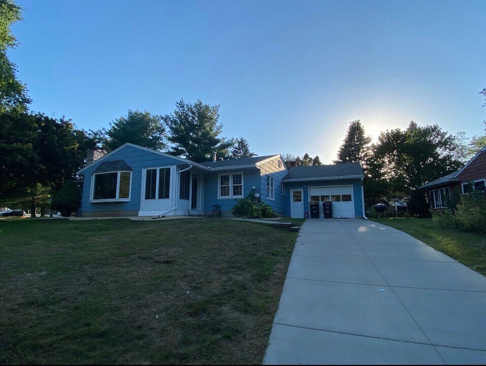 532 Capitol Dr in St. Peter, MN - Foto de edificio