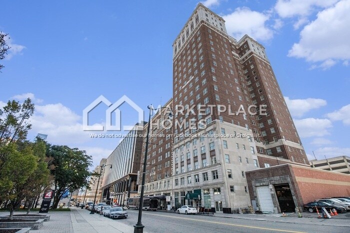 525 W Lafayette Blvd in Detroit, MI - Building Photo