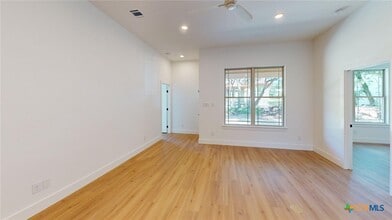 1108 Chestnut St in San Marcos, TX - Building Photo - Building Photo