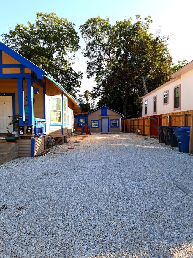 130 Glenwood Ct, Unit #4 in San Antonio, TX - Foto de edificio - Building Photo