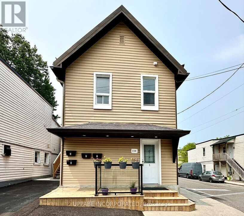 240 Marier Ave in Ottawa, ON - Building Photo