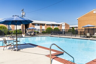 Andover Apartments in Norfolk, VA - Foto de edificio - Building Photo