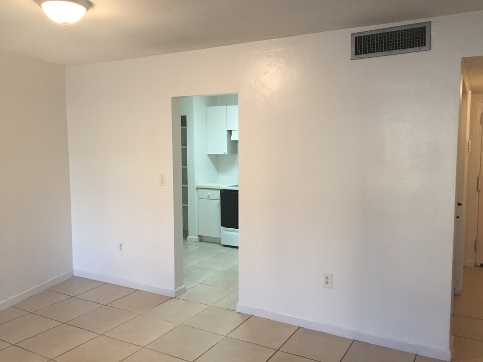 7440 Miami Lakes Dr in Miami Lakes, FL - Building Photo