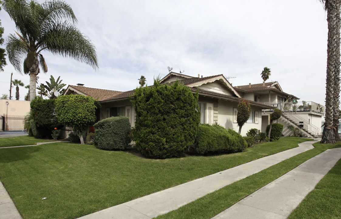 106 S Delano St in Anaheim, CA - Building Photo