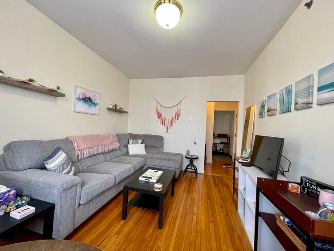 212 Chestnut Ave, Unit 4 in Boston, MA - Foto de edificio - Building Photo