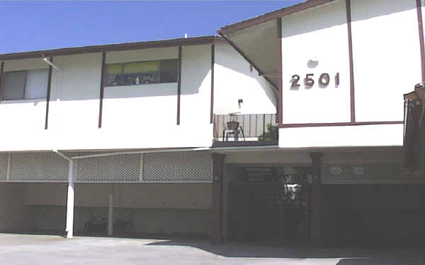 2501 Foothill Blvd in La Crescenta, CA - Foto de edificio