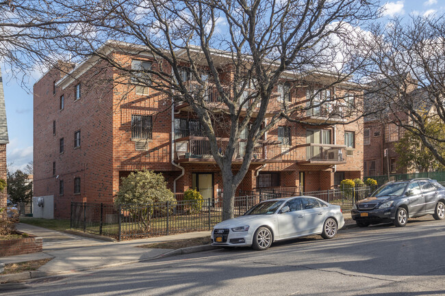 6325 Bourton St in Rego Park, NY - Foto de edificio - Building Photo