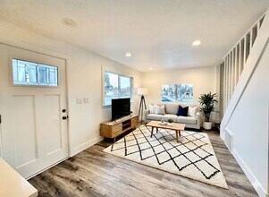 105 E Arlington St in Gladstone, OR - Building Photo - Building Photo