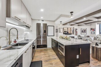 1111 Caroline St in Houston, TX - Building Photo - Building Photo