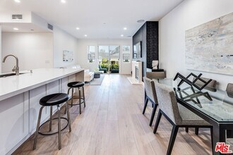 4820 Bellflower Ave, Unit 208 in Los Angeles, CA - Building Photo - Building Photo