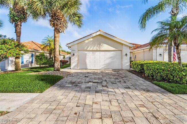 5021 Ventura Ct in Naples, FL - Foto de edificio - Building Photo