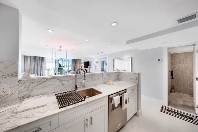 5838 Collins Ave in Miami Beach, FL - Building Photo - Building Photo