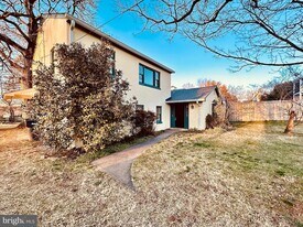 16 W Marshall St in Middleburg, VA - Building Photo