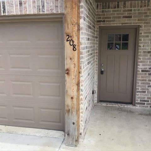 460 Pecan Hollow St in Ennis, TX - Foto de edificio - Building Photo