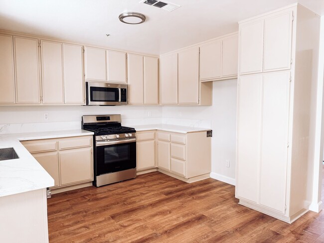 6152 Orange Ave in Cypress, CA - Building Photo - Building Photo